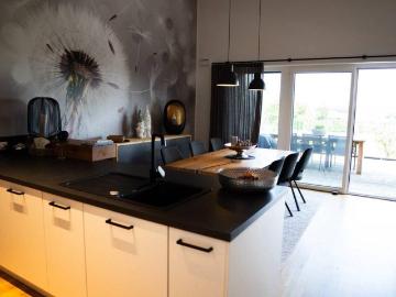 Hochwertige Dachgeschosswohnung mit großer Dachterrasse – Voll möbliert & sofort bezugsbereit