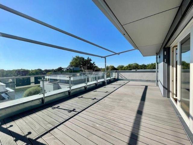 Hochwertige Dachgeschosswohnung mit großer Dachterrasse an der Spree