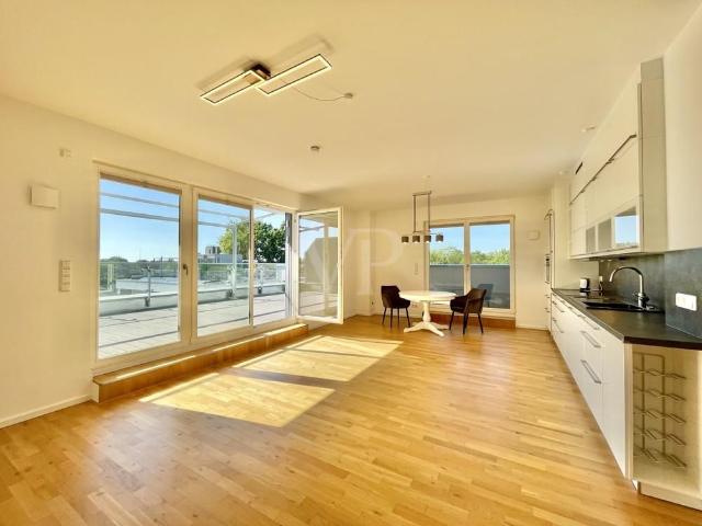 Hochwertige Dachgeschosswohnung mit großer Dachterrasse an der Spree