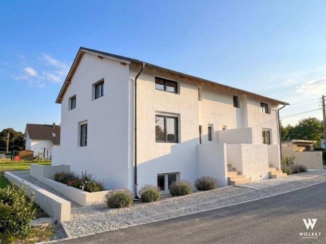 Hochwertige Doppelhaushälfte mit ca. 210 m² Nutzfläche, 5 Zimmer, Keller und Garten in ruhiger Lage