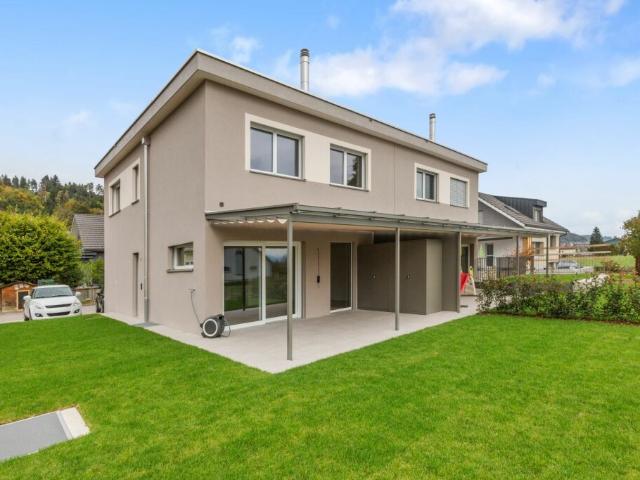 Hochwertige Doppelhaushälfte mit Garten und zwei Abstellplätzen in der Tiefgarage an ruhiger Lage