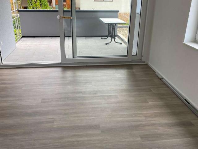 Hochwertige EG Wohnung mit Garten, Terrasse, Balkon & großer Garage