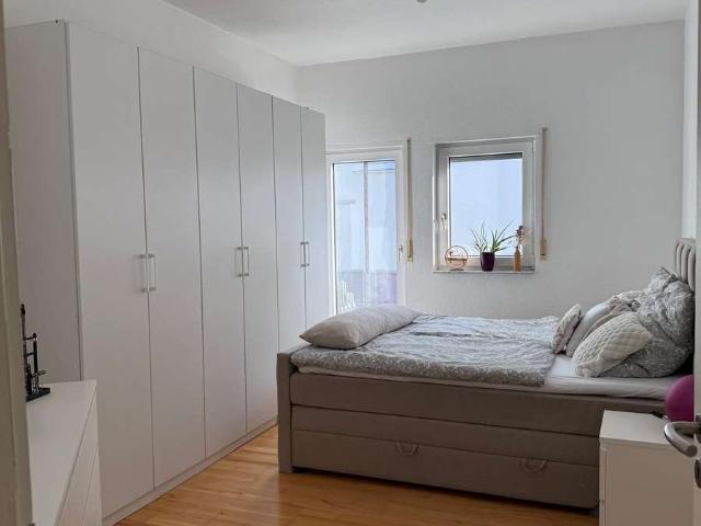 Hochwertige helle Dachgeschoßwohnung 56m², Badewanne, Balkon, Stellplatz+ TG Platz, EchtholzParkett