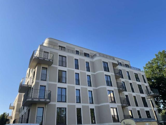 Hochwertige Neubau mit Balkon und Einbauküche: Stilvolle 4 Zimmer Wohnung mit geh. Innenausstattung