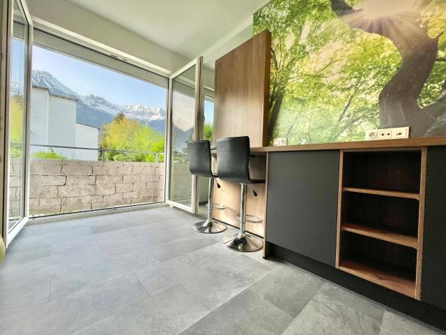 Hochwertige Singlewohnung mit Bergblick & maßgefertigter Ausstattung in ruhiger, zentraler Lage