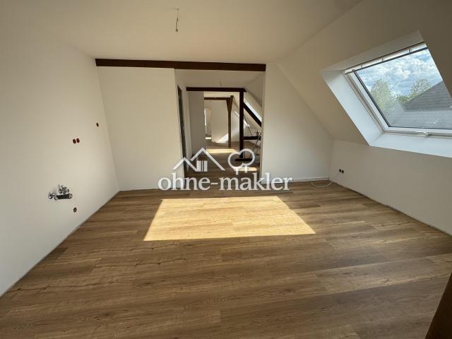 Hochwertiger Erstbezug im Dachgeschoss mit Einbauküche ca. 110 m² mit Stellplatz in ruhiger Lage