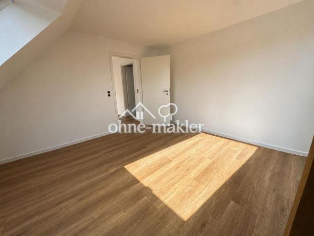 Hochwertiger Erstbezug im Dachgeschoss mit Einbauküche ca. 110 m² mit Stellplatz in ruhiger Lage