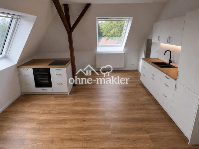 Hochwertiger Erstbezug im Dachgeschoss mit Einbauküche ca. 95 m² mit Stellplatz in ruhiger Lage