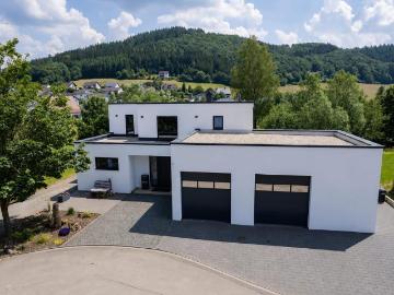 Hochwertiger Neubau mit großer Garage + Grundstück *PRIVAT