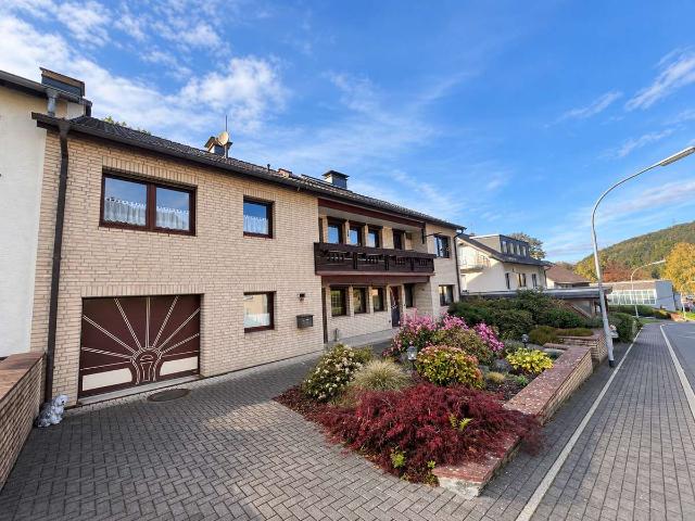 Hochwertiges EFH mit ELW, Wintergarten, Sauna & Ausbaupotenzial – provisionsfrei