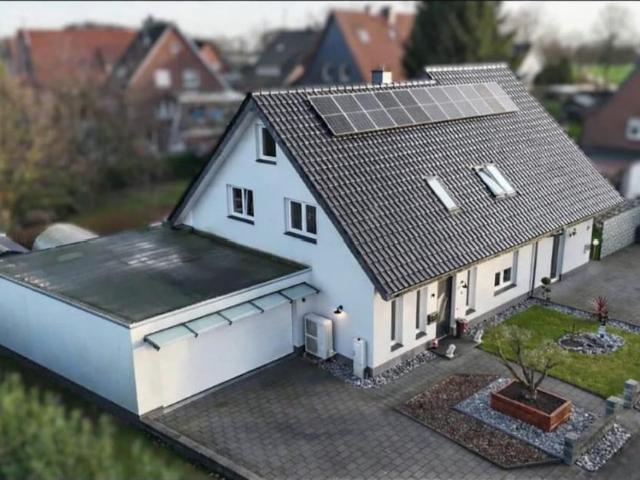 Hochwertiges Einfamilienhaus mit vermieteter Einliegerwohnung