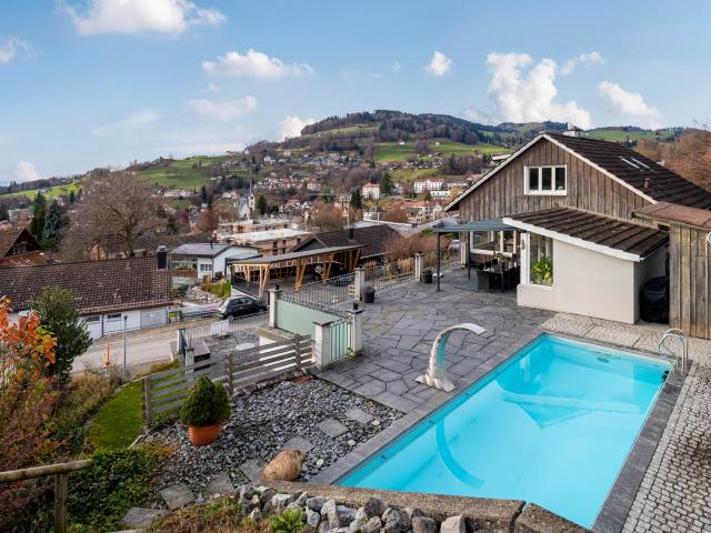Hochwertiges Einfamilienhaus mit Pool und Weitsicht
