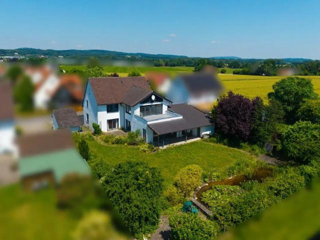 Hochwertiges freihst.1–2 Familienhaus, großer Garten, 3 Garagen