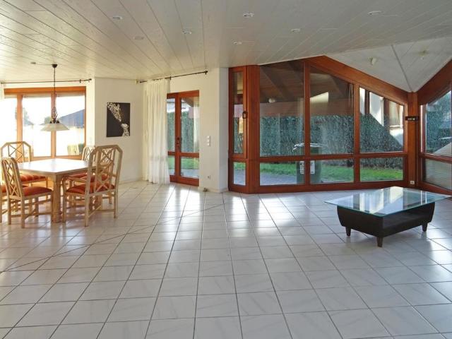 Hochwertiges, freistehendes EFH mit Garten und Doppelgarage sucht Mieter!