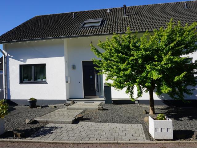Hochwertiges „Haus im Haus“ mit Gartenparadies – Energieklasse A & Erdwärme