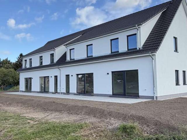 Hochwertiges Reihenhaus mit 4 Zimmern, zwei Bädern, Terrasse, Carport & Stellplatz. !