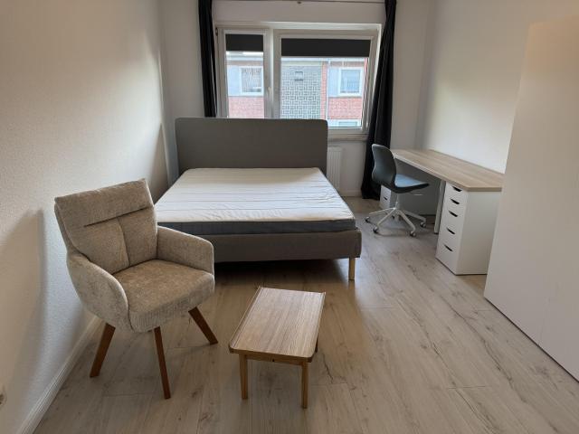 Hochwertiges WG Zimmer mit neuer Ausstattung & Balkon ab sofort