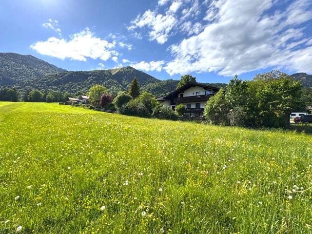 Hochwertiges ZFH mit 2 zusätzlichen Appartements und 2 integrierten Garagen in herrlicher Lage