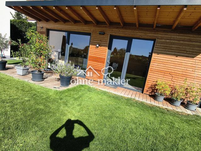 hochwertiges Zweifamilienhaus mit 3 Garagen und Wellneshaus