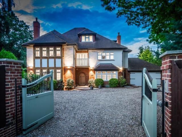 Hockering Road, Woking GU22 5 bed detached house to rent £10,000 pcm £2,308 pw