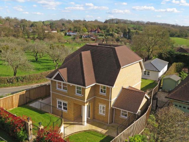 Hockett Lane, Cookham, SL6 5 bed detached house to rent £4,950 pcm £1,142 pw