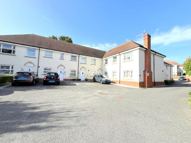 Hockley Road, Rayleigh SS6, 2 bed flat to rent, £1,250 pcm | PrimeLocation