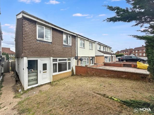 Hockwell Ring, Luton LU4, 3 bed property to rent, £1,450 pcm | PrimeLocation