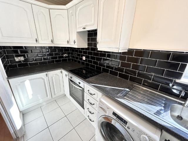 Hodge Road, Manchester, M28 2 bed flat to rent £995 pcm £230 pw
