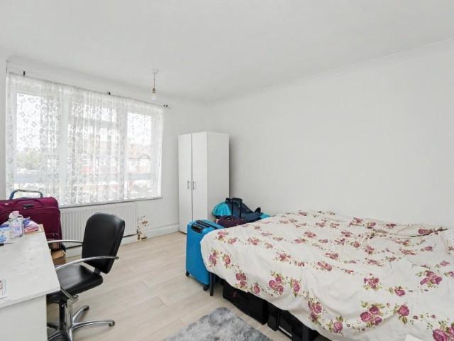 Hoe Lane, Enfield, EN3 3 bed flat to rent £2,000 pcm £462 pw