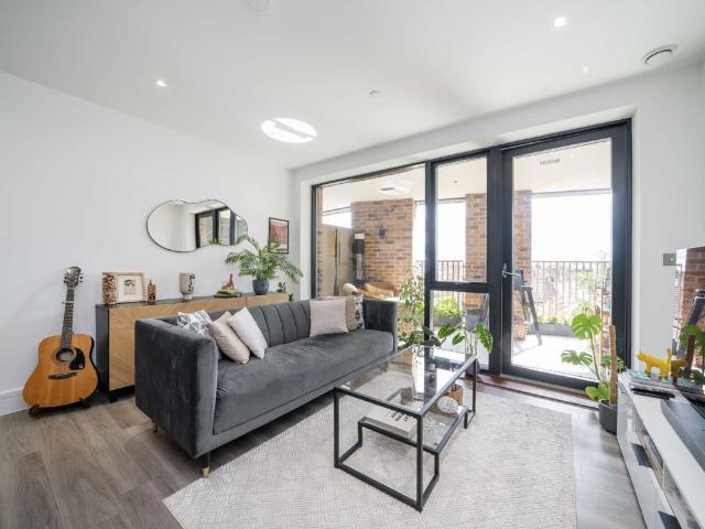 Hoe Street, Walthamstow E17, 3 bed flat to rent, £3,500 pcm | PrimeLocation