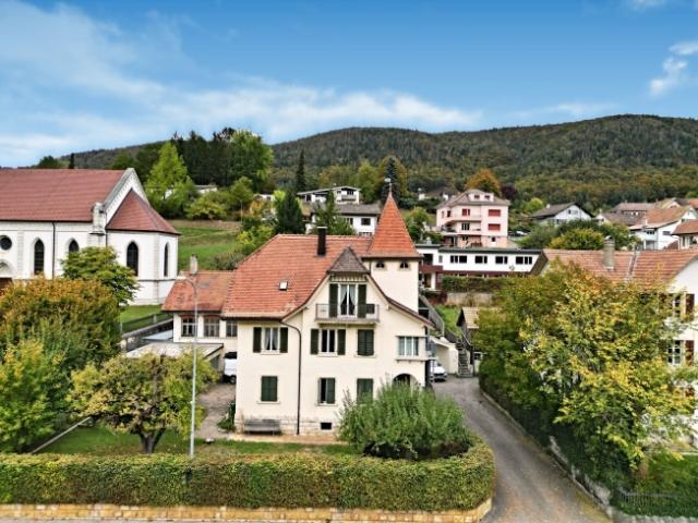 Hof, großes Haus mit zwei Wohnhäusern sowie Garagen und Werkstatt