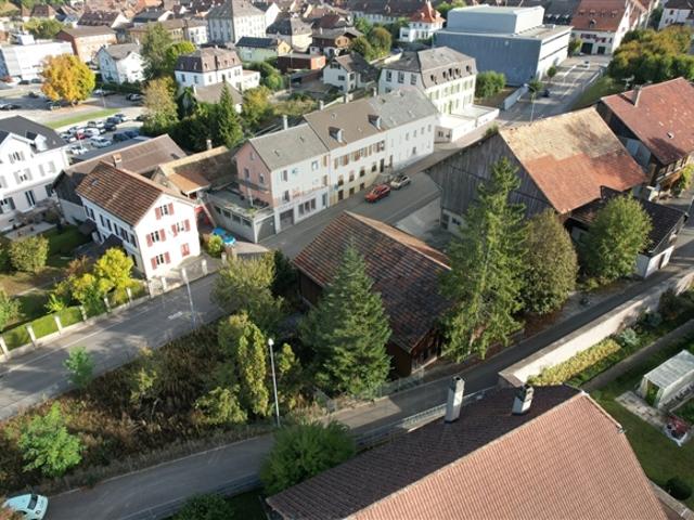 Hof, Stall und Scheune in Wohnzone HB in Porrentruy