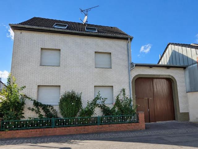 Hofanlage in Brühl Schwadorf: Einfamilienhaus, 2 Hallen