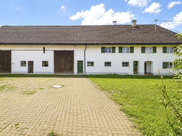 Hofanwesen mit Wohnhaus, Stall, Maschinenhalle und ca. 3.000 m² Grundstück