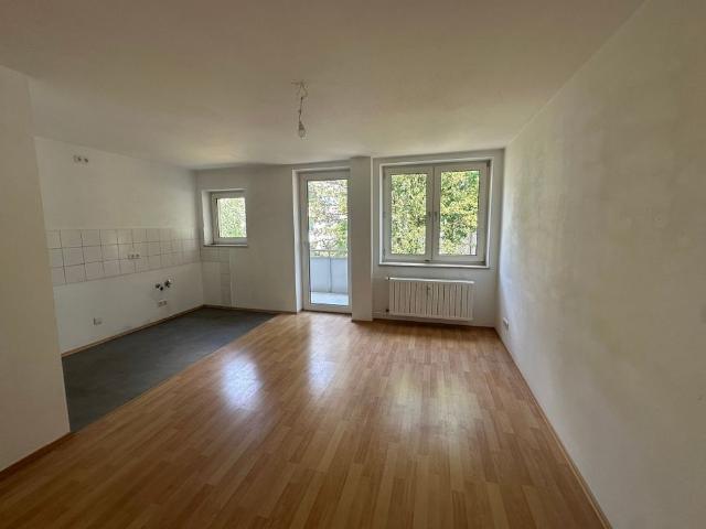 Balkon mit Blick ins Grüne: 2 Zimmer Wohnung zur Miete in München Chiemgaustraße