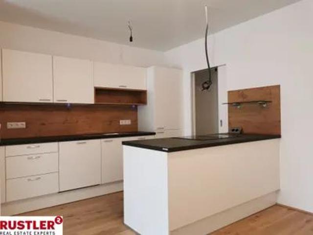 Hofseitig ausgerichtete 2 Zimmer Wohnung mit großem Balkon und Hochbeet