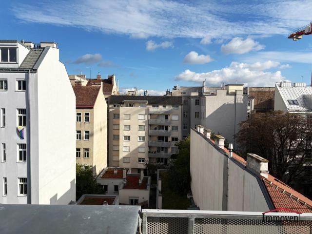 HOFSEITIG Schöne 4 Zimmerdachgeschosswohnung mit Terrasse und Klimaanlage!