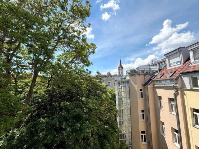 Hofseitige Drei Zimmer DG Wohnung Nähe U3 Kardinal Nagel Platz!