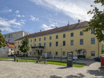 Hofseitige, großzügige Wohnung im Zentrum