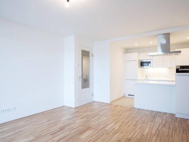 Hofseitige 2 Zimmer Wohnung mit großem Balkon! Kühlung inklusive! U6 Floridsdorf! AB MITTE OKTOBER