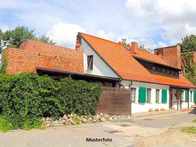 Hofstelle mit Wohnhaus, Wirtschaftsgebäuden sowie Land und Forstflächen
