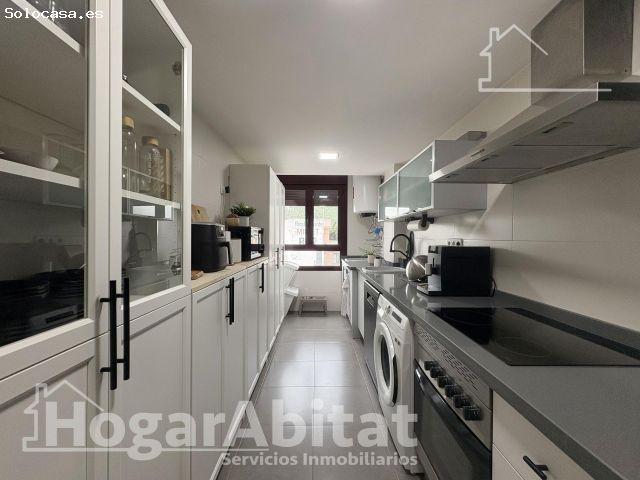 ¡Hogar de lujo! Amplio, sofisticado y reformado, con patio y garaje, todo amueblado