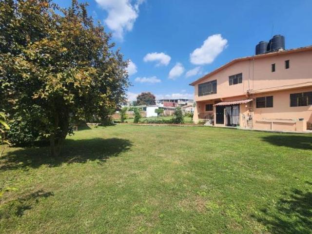 CASA EL JARDÍN DE TONATICO DE DOS NIVELES EN ESQUINA, AMUEBLADA, EQUIPADA Y CON AMPLIO JARDÍN