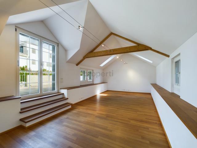 Hohe Decken, 28 m² Terrasse mit Blick auf den historischen Dorfkern und separates Büro im EG