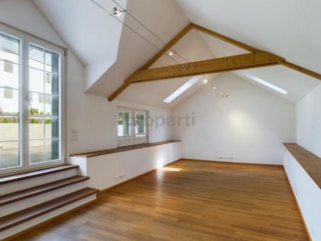Hohe Decken, 28 m² Terrasse mit Blick auf den historischen Dorfkern und separates Büro im EG