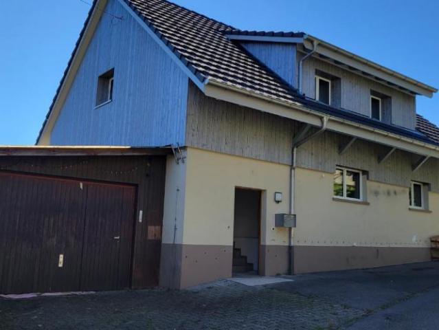 Hohe Decken im Wohnzimmer, modernes Dachgeschoss in 2024 renoviert und stilvoller Ausbau