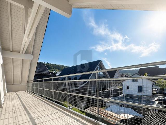 HOHE DECKEN MIT SONNIGEM BALKON