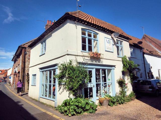 Holt 1 bed flat to rent £725 pcm £167 pw