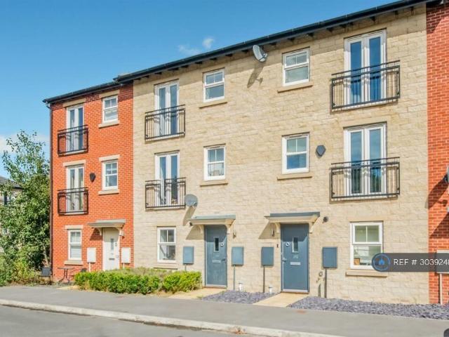Holts Crest Way, Leeds, LS12 2 bed terraced house to rent £1,400 pcm £323 pw