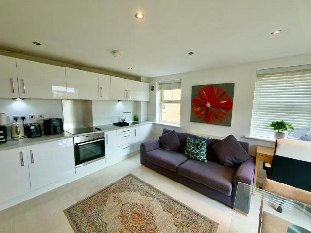 Holts Crest Way, Leeds LS12 2 bed townhouse to rent £1,325 pcm £306 pw